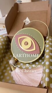 EarthHome Collection🍁
Εμπνευστήκαμε απο τα βασικά χρώματα της φύσης της που αντίπροσωπευουν την ζωή, την αναγέννηση και την ενέργεια.
Η τερακότα με την χαρακτηριστική  ζεστή απόχρωση της, δημιουργεί μια αίσθηση εδάφους και ασφάλειας. Το πράσινο, εκφράζοντας την αίσθηση της φυσικής ζωής, της ανανέωσης και της ελπίδας.
Για να εμπλουτίσουμε την συλλογή μας χρησιμοποιούμε διάφορα συμβολικά σχήματα. 

Η κυκλική μορφή συμβολίζει την αρμονία και την ενότητα. 

#homedecor #woodenart #ceramicart #luckyeyes #eyes #cozyhome #cozywinter #autumnvibes